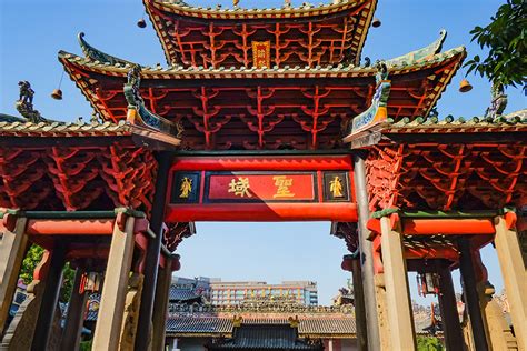  Ancestral Temple of Foshan: Unveiling Ancient Majesty and Serenity!