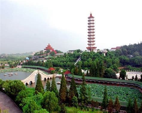 Explore the Ancient Majesty of the Ezhou City Wall Ruins! A Journey Through Time and Architecture!